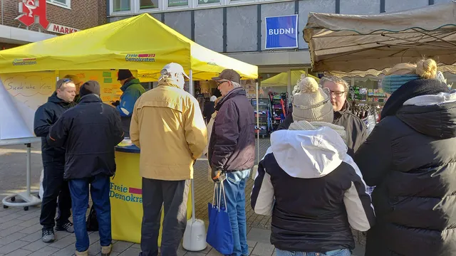 Viele Bürgerinnen und Bürger stehen vor dem Dialog-Stand der FDP Glinde zum Thema Suck'sche Kate.